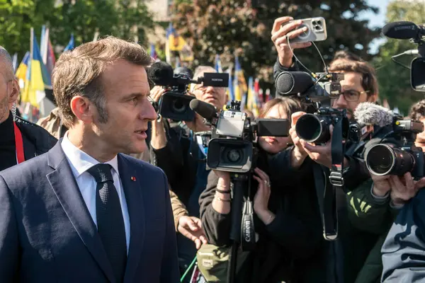 Fransa Cumhurbaşkanı Emmanuel Macron 10 Mayıs 2025 'te Ukrayna' nın Kyiv kentindeki Independence Meydanı 'nda gazetecilere konuştu. Yüksek kalite fotoğraf