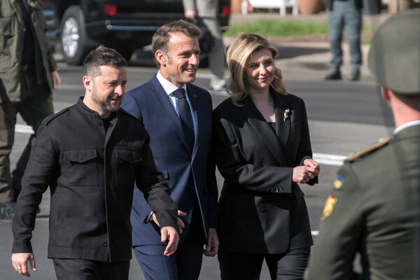 Президент Франции Эммануэль Макрон, президент Украины Владимир Зеленский и первая леди Украины Елена Зеленская 10 мая 2025 года находятся на Майдане Независимости в Киеве. Высокое качество фото