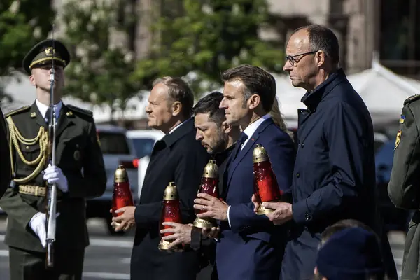 Fransa Cumhurbaşkanı Macron, İngiltere Başbakanı Starmer, Almanya Başbakanı Merz, Polonya Başbakanı Tusk, Ukrayna Cumhurbaşkanı Zelensky ve Olena Zelenska 10 Mayıs 2025 'te Bağımsızlık Meydanı Kyiv Ukrayna' da. Yüksek kalite fotoğraf