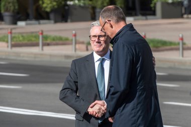 İngiltere Başbakanı Keir Starmer ve Almanya Başbakanı Friedrich Merz 10 Mayıs 2025 'te Ukrayna' nın Kyiv kentindeki Independence Meydanı 'nda. Yüksek kalite fotoğraf