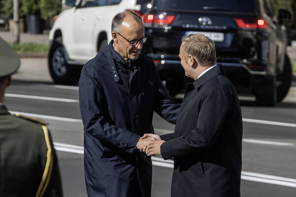 Канцлер Германии Фридрих Мерц и премьер-министр Польши Дональд Туск на площади Независимости в Киеве, Украина, 10 мая 2025 года. Высокое качество фото