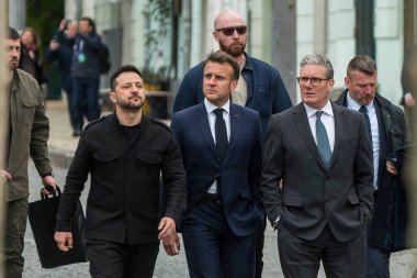 Ukrayna Cumhurbaşkanı Volodymyr Zelensky, Fransa Cumhurbaşkanı Emmanuel Macron ve İngiltere Başbakanı Keir Starmer 10 Mayıs 2025 'te Ukrayna' nın başkenti Kyiv 'de yürüyorlar. Yüksek kalite fotoğraf