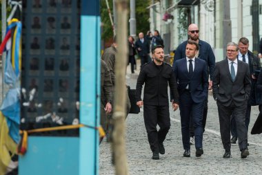 Ukrayna Cumhurbaşkanı Volodymyr Zelensky, Fransa Cumhurbaşkanı Emmanuel Macron ve İngiltere Başbakanı Keir Starmer 10 Mayıs 2025 'te Ukrayna' nın başkenti Kyiv 'de yürüyorlar. Yüksek kalite fotoğraf