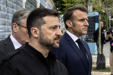 Ukrayna Cumhurbaşkanı Volodymyr Zelensky, Fransa Cumhurbaşkanı Emmanuel Macron ve İngiltere Başbakanı Keir Starmer 10 Mayıs 2025 'te Ukrayna' nın başkenti Kyiv 'de yürüyorlar. Yüksek kalite fotoğraf