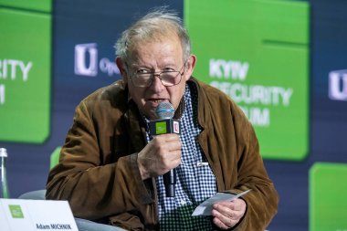 Polonyalı aydın ve gazeteci Adam Michnik 9 Mayıs 2025 'te Ukrayna' nın Kyiv kentinde düzenlenen Kyiv Güvenlik Forumu 'nda konuşma yaptı. Yüksek kalite fotoğraf