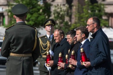 Fransa Cumhurbaşkanı Macron, İngiltere Başbakanı Starmer, Almanya Başbakanı Merz, Polonya Başbakanı Tusk, Ukrayna Cumhurbaşkanı Zelensky ve Olena Zelenska 10 Mayıs 2025 'te Bağımsızlık Meydanı Kyiv Ukrayna' da. Yüksek kalite fotoğraf