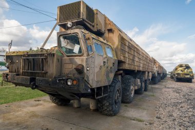 Eski Sovyet füze üssünde özel bir füze konteynırı bulunan füze nakil aracı MAZ, şimdi de Ukrayna 'daki Stratejik Füze Güçleri Müzesi. 8 Nisan 2025. Yüksek kalite fotoğraf