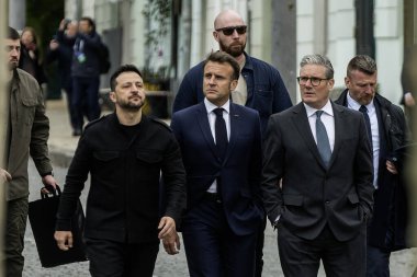 Ukrayna Cumhurbaşkanı Volodymyr Zelensky, Fransa Cumhurbaşkanı Emmanuel Macron ve İngiltere Başbakanı Keir Starmer 10 Mayıs 2025 'te Ukrayna' nın başkenti Kyiv 'de yürüyorlar. Yüksek kalite fotoğraf