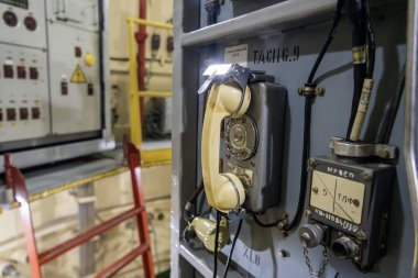 Ukrayna 'daki Stratejik Füze Güçleri Müzesi' nde orijinal kontrol panelleri ve fırlatma sistemleri bulunan eski Sovyet kıtalararası balistik füze üssünün yeraltı komuta merkezi. 8 Nisan 2025