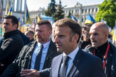 Fransa Cumhurbaşkanı Emmanuel Macron 10 Mayıs 2025 'te Ukrayna' nın Kyiv kentindeki Independence Meydanı 'nda güvenlik görevlileri tarafından kuşatıldı. Yüksek kalite fotoğraf