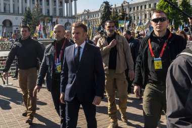 Fransa Cumhurbaşkanı Emmanuel Macron 10 Mayıs 2025 'te Ukrayna' nın Kyiv kentindeki Independence Meydanı 'nda güvenlik görevlileri tarafından kuşatıldı. Yüksek kalite fotoğraf