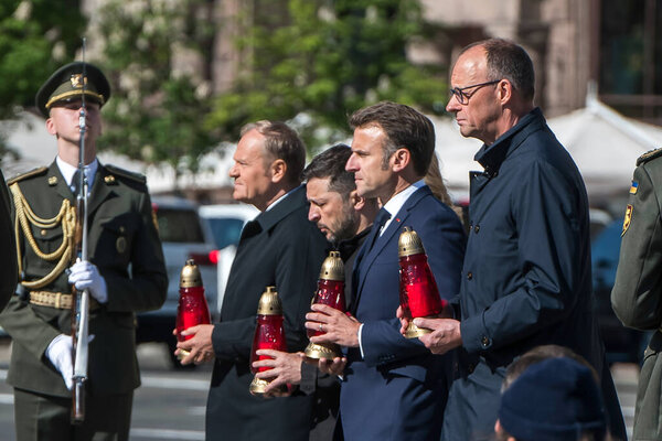 Президент Франции Макрон, премьер-министр Великобритании Стармер, канцлер Германии Мерц, премьер-министр Польши Туск, президент Украины Зеленский и Елена Зеленская на площади Независимости в Киеве, 10 мая 2025 года. Высокое качество фото