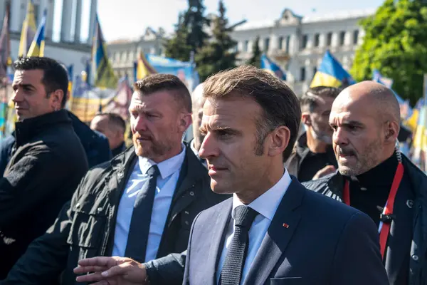 Fransa Cumhurbaşkanı Emmanuel Macron 10 Mayıs 2025 'te Ukrayna' nın Kyiv kentindeki Independence Meydanı 'nda güvenlik görevlileri tarafından kuşatıldı. Yüksek kalite fotoğraf