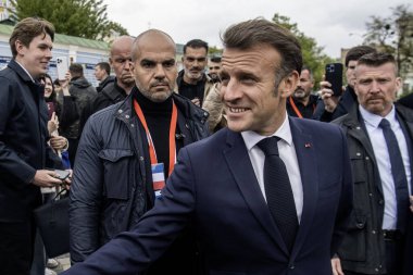 Fransa Cumhurbaşkanı Emmanuel Macron 10 Mayıs 2025 'te Ukrayna' nın başkenti Kyiv 'in merkezinde yürüyor. Yüksek kalite fotoğraf