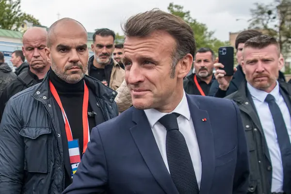 Fransa Cumhurbaşkanı Emmanuel Macron 10 Mayıs 2025 'te Ukrayna' nın başkenti Kyiv 'in merkezinde yürüyor. Yüksek kalite fotoğraf