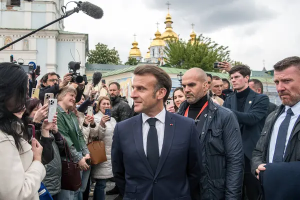 Fransa Cumhurbaşkanı Emmanuel Macron 10 Mayıs 2025 'te Ukrayna' nın başkenti Kyiv 'in merkezinde yürüyor. Yüksek kalite fotoğraf