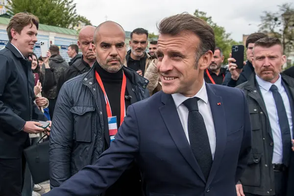 Fransa Cumhurbaşkanı Emmanuel Macron 10 Mayıs 2025 'te Ukrayna' nın başkenti Kyiv 'in merkezinde yürüyor. Yüksek kalite fotoğraf