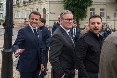 Ukrayna Cumhurbaşkanı Volodymyr Zelensky, Fransa Cumhurbaşkanı Emmanuel Macron ve İngiltere Başbakanı Keir Starmer 10 Mayıs 2025 'te Ukrayna' nın başkenti Kyiv 'de yürüyorlar. Yüksek kalite fotoğraf