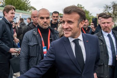 Fransa Cumhurbaşkanı Emmanuel Macron 10 Mayıs 2025 'te Ukrayna' nın başkenti Kyiv 'in merkezinde yürüyor. Yüksek kalite fotoğraf