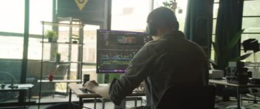 Burası modern bir ofis. Zarif bir şekilde şık bir masaya yerleştirilmiş şık bir monitör var.