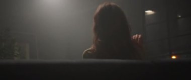 Bir kadın, tabletiyle derinden ilgilenir. Yumuşak ışıklı, rahat bir ortamda. Modern, sakin bir deneyimi yansıtır.