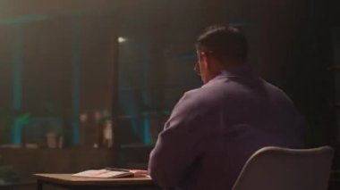 Cilalı bir masada anlamlı bir sohbete odaklanmış sıcak, davetkar bir aydınlatmayla...