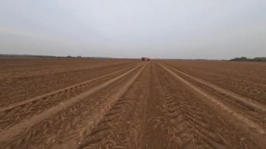 Ekoloji konsepti. FPV kırsal alanda manevra yapabilir. Beyaz büyük rüzgar türbini yeşil enerji üretiyor. Sürdürülebilir gelişme. Ters dönen görünümler.