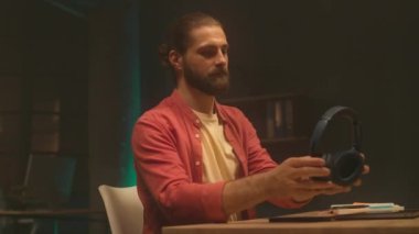 Beyaz adamın mavi kulaklık takıp müzik dinlediği 360 derecelik bir izleme sahnesi. Oturma odasında otururken şarkı söylemekten ve ritim tutmaktan hoşlanan bir adam. İyi akşamlar.