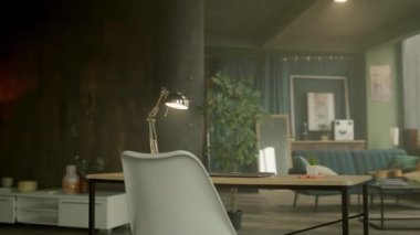 Modern ofis görünümünde, boş uzayda dizüstü bilgisayar ve defter ile birlikte. Çalışma alanı. Kamera hareket ediyor. 360 derece