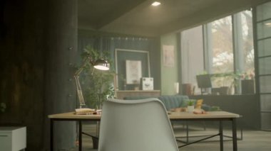 Boş modern ofiste dizüstü bilgisayar ve defterle birlikte masaya bak. Çalışma alanı. Kamera hareket ediyor. 360 derece