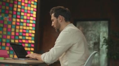 Masada oturan işçiler, ofiste bilgisayarlı kağıtları kullanırlar. Ciddi bir iş adamı. Kamera hareket ediyor. 360 Derece