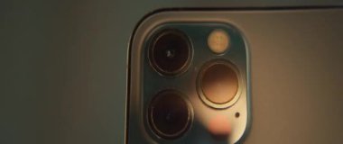 Bir akıllı telefon kamera modülünün estetik görüntüsü, güzel parlayan arka planda lensleri vurguluyor.