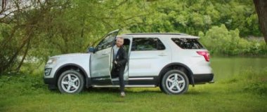 Adamın arabadan inişini ve dağ ormanlarındaki bagajı açarken etrafa bakınışını izle. Mutlu ol.