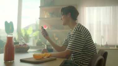 360 derece mutfak. Dil öğrenme uygulaması vasıtasıyla iletişim kuran mutlu beyaz bir adamı vurmak. Şık çizgili tişörtlü şirin adam video aracılığıyla arkadaşını arıyor. İnternet iletişim kavramı