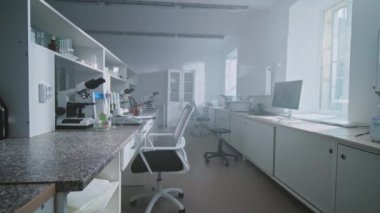 Boş ışık laboratuvarı mikrobiyologlarının çalışma alanı. Mikroskop. Biyoteknoloji. Enstrüman. Kimyasal