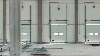 Aydınlatılmış lojistik merkezinin modern ekipmanlarla çekilmesi. Dağıtım merkezinin yatay görüntüleri. Beyaz, modern, büyük bir depo. Depoda. İş konsepti. E-ticaret. İş, ürün