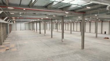 Büyük sanayi binasının içinde. Geniş, modern, lojistik merkezden bak. Bomboş sanayi bölgesinin insansız hava aracından ateşlenmiş. İçeride. Havadan bakış açısı. Teslimat konsepti. Depo