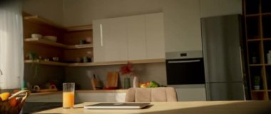 Modern ferah mutfağın içi. Lüks evin rahat alanının 360 derecelik dönüş açısı. Emlak konsepti. Laptoplu yemek masasının görüntüsü. İçeride. Parallaks etkisi. 360 derece çekim