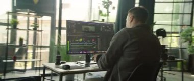 Burası şık bir medya çalışma alanı, geniş bir monitörle birlikte yaratıcı araçları da içeriyor.