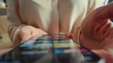 Akıllı telefon tutan, oyun platformunda çevrimiçi oyunlar oynayan genç bir kadının yakın plan çekimi. Uygulama mağazasını eğlence ve eğlence için kullanan bir kızın görüntüsü. Satın alma kavramı