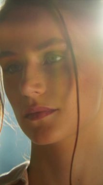 Gün ışığında resim stüdyosundaki tuvale resim yapan çekici genç kadın ressam. Rahatla ve sakinleş.