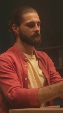 Beyaz adamın mavi kulaklık takıp müzik dinlediği 360 derecelik bir izleme sahnesi. Oturma odasında otururken şarkı söylemekten ve ritim tutmaktan hoşlanan bir adam. İyi akşamlar.