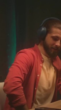 Akşamları canlı yayın sırasında mikrofonda oturan ve konuşan çarpıcı saç stiline sahip neşeli beyaz adamın görüntülerini takip eden enerjik hareketler. Radyo dinleyicilerinin mesajlarını okuyan adam