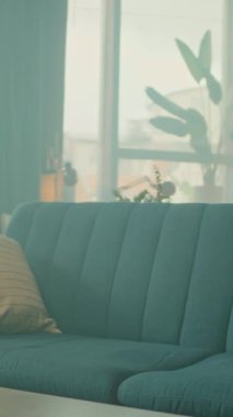 Kameralar gözlüklü genç adamın yanında hareket ediyor. Evdeki kanepede oturan tablet bilgisayar kullanıyor. Düşünüyorum. İletişim. 360 derece