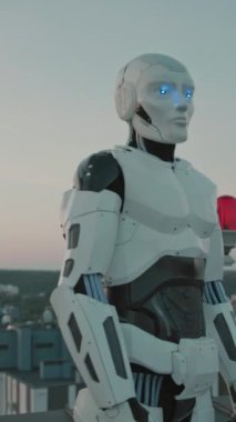 Yapay zeka sibernetik robot çatıda duruyor, modern şehir manzarasını gözlemliyor ve gelecekle ilgili planlar yapıyor. Otomatik sayborg. Yenilikçi teknoloji.