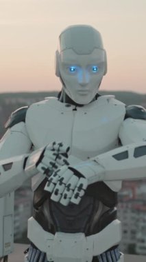 Çatıdaki otomatikleştirilmiş insansı yapay zeka robotu, sanal ekran uygulamasını etkinleştiriyor. Robot bilimi. Yapay zeka. Şehir görünümü.