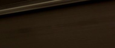 Hızlı bir trenin bulanık bir tasviri, güçlü bir şekilde kentsel hareketi ve durdurulamaz enerjiyi gösteriyor.