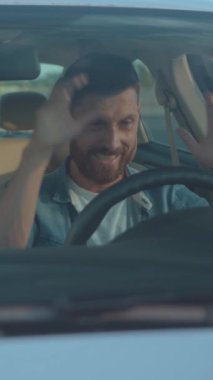 Bir adam dikkatle araba sürerken, modern otomotiv yaşam tarzını, duygularını ve duygularını sergilerken konsantre olur.