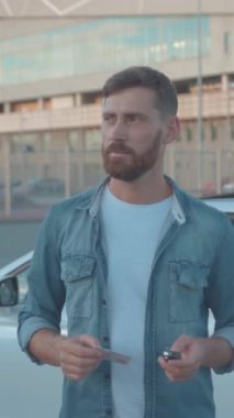 Kendine güvenen bir adam, şehir ortamında dolaşırken düşüncelerde kaybolur.