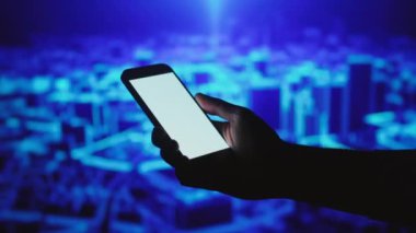 Yakın plan Erkek El Tutma Model Akıllı Telefon Dijital Render Mavi Arkaplan ile Ekrana Bakıyor. Krom Anahtar. Cep telefonu. Yeşil Ekran.